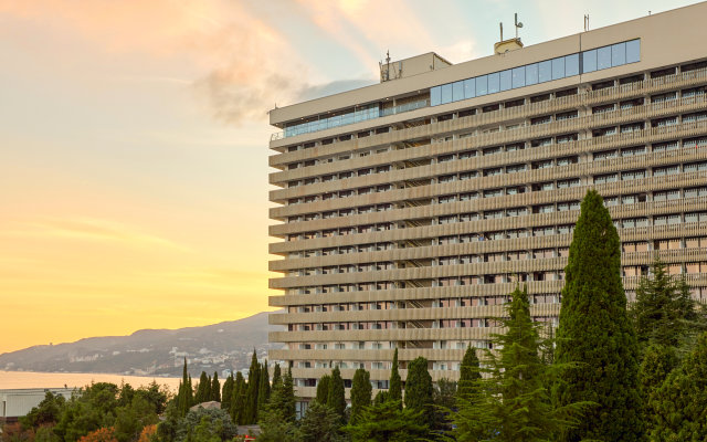 Yalta-Intourist Hotel