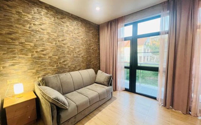 Chetyryokhmestnaya studiya s balkonom i basseynom na territorii Apartments