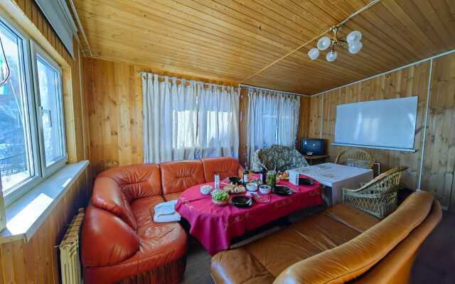 Na Flotskoy Guest House