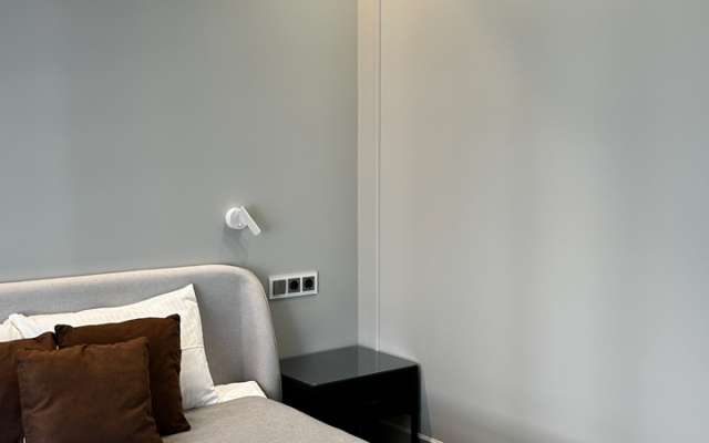 Stilnaya ot dizaynera u ozera Flat