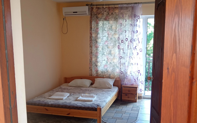 Oazis Na Molodezhnoj Guesthouse