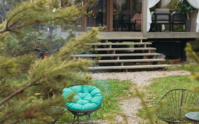 Частный дом с баней бочкой у воды и леса