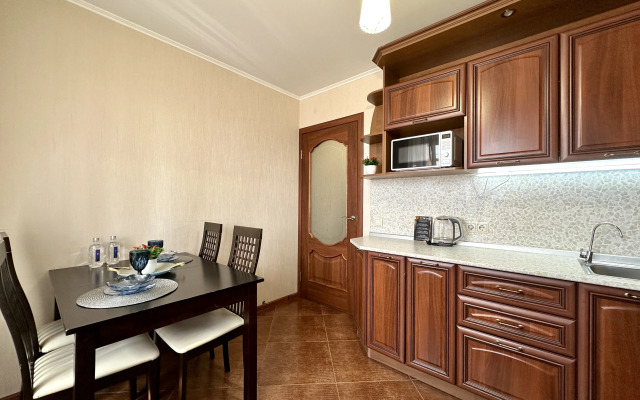 Aktiniya, Ryadom s TTS Mikhaylovskiy Apartments