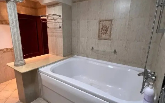 Shikarnaya Trekhkomnatnaya na Michurina Flat