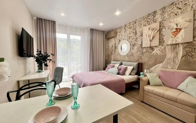 Dlya Tryokh Gostey S Balkonom Apartments