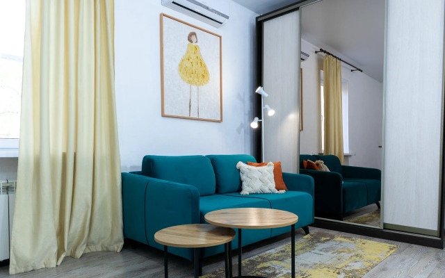 Atmosfernye na naberezhnoj v dome s kolonnami Lovets Snov 1 Apartments