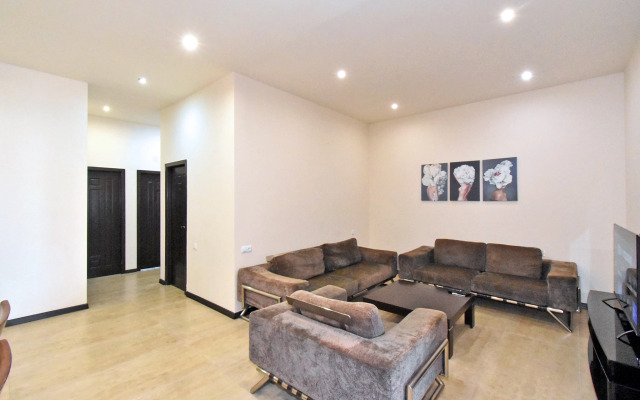 4-Komn. V Zdanii Bulvar Plaza, di644 Flat