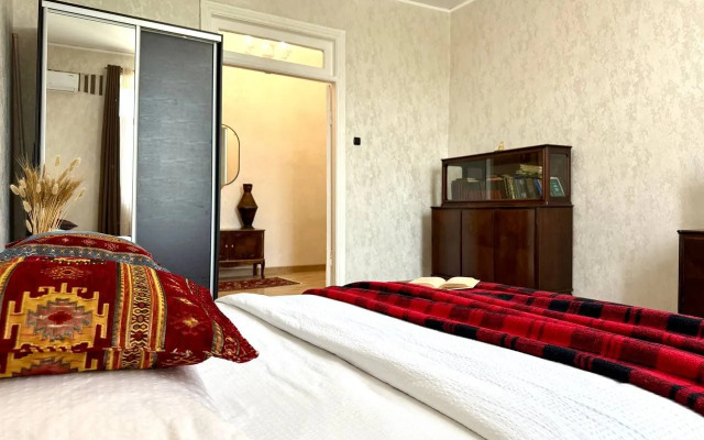 Апартаменты Сталинка на Первой Линии