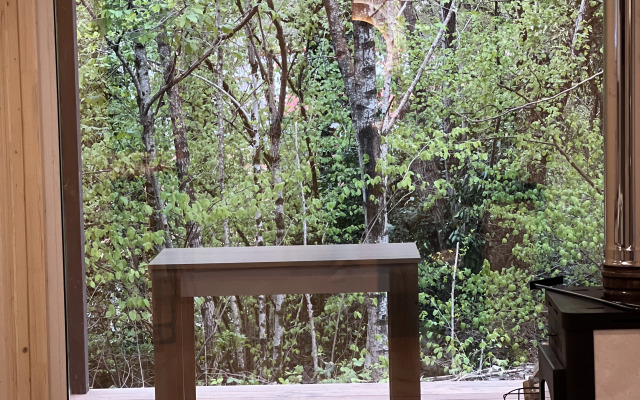 Частный дом с камином у ручья