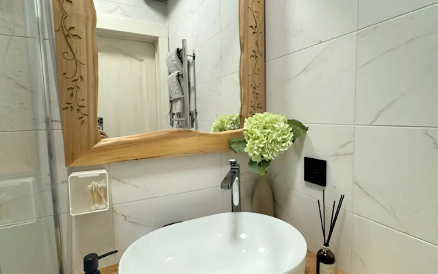 Частный дом с чаном в лесу