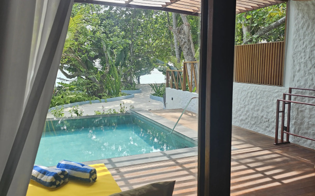 Отель Island Luxury Retreat Maalhos