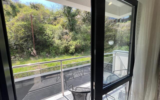 4Kh Mestnaya Studiya s Basseynom Apartments