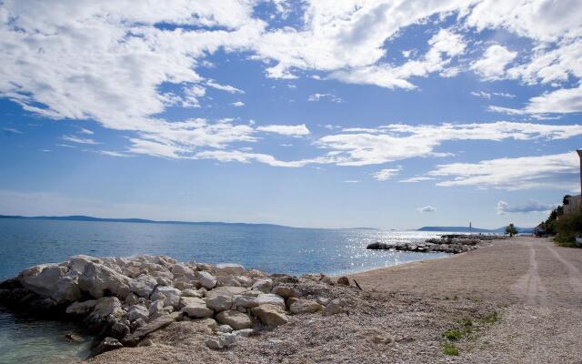 Spacious Beachfront Apartments Tanita