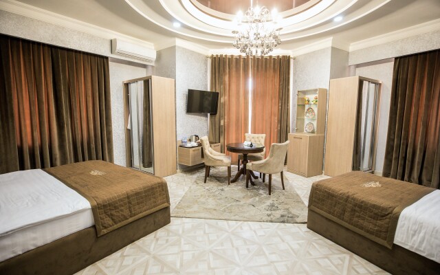 Leader Hotel