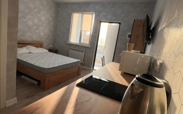 Novaya Studiya v Gostevom Dome v Tsentre Adlera Apartments
