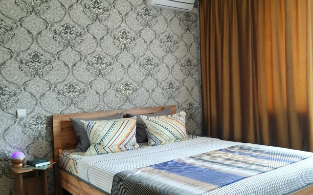 Ryzhiy Kot vozle Parka Apartments