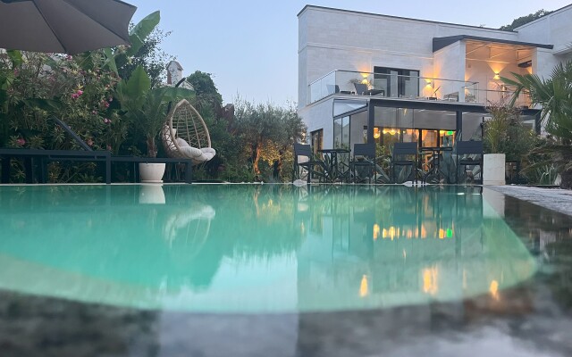 Little Palm Hotel