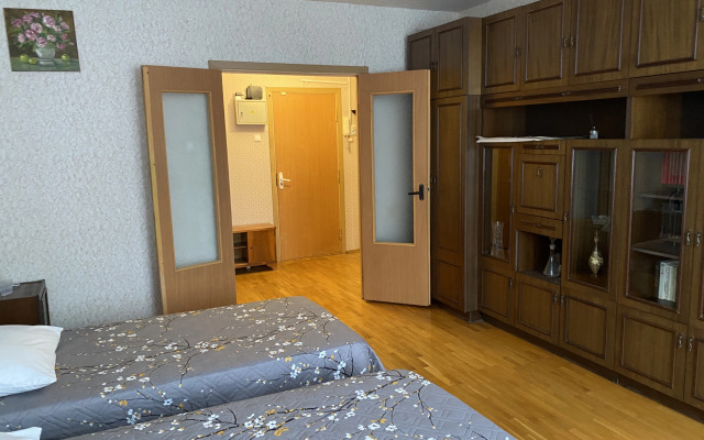 U stantsii Filevskiy Park Flat