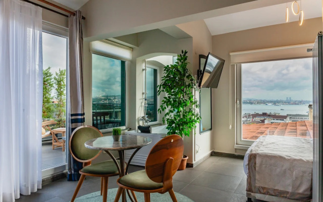 Jacuzzi across Bosphorus Apartments