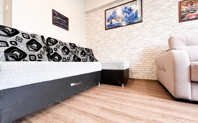 Dlya 8 Chelovek Vozle Aeroporta Flat