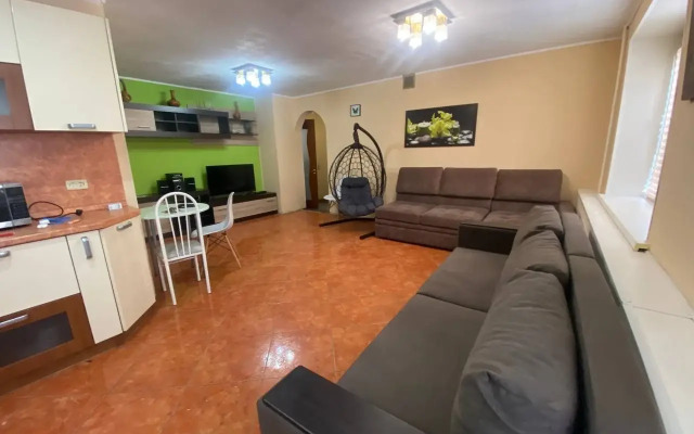 Квартира Уникальная трёшка с отдельным входом и двором