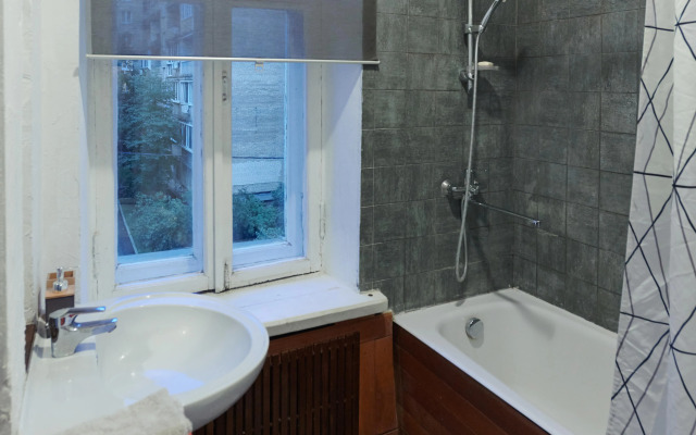 Квартира старинная мебель в лучах солнца