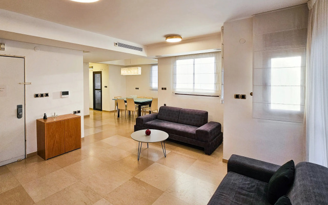 Comfort & Balcony By Feelhome Apartments