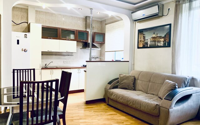Uyutnaya Dvuhkomnatnaya Kvartira V Tikhom Tsentre Rostova-Na-Donu S Parkovkoy Flat