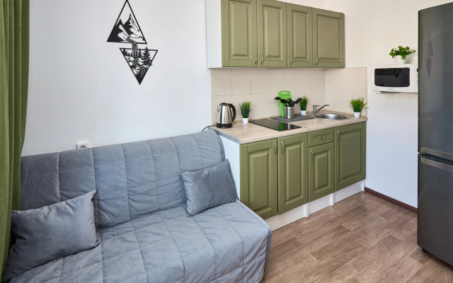 Квартира с диваном на кухне и балконом на Байбакова 2