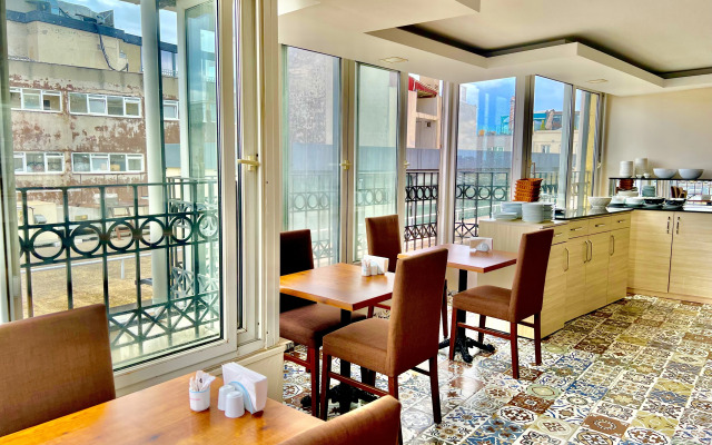 Pera Arya Hotel