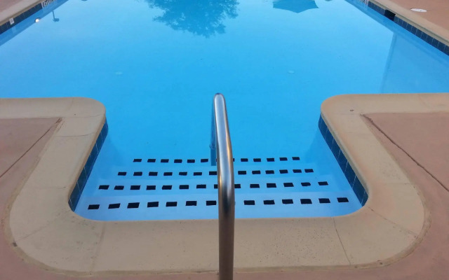 Отель Comfort Inn & Suites