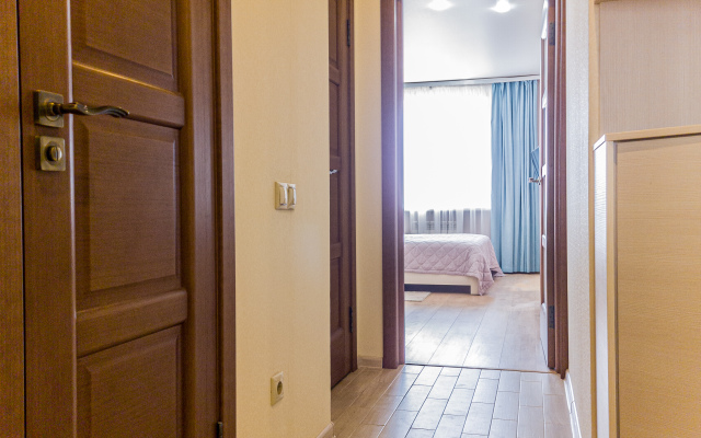 Dvuhkomnatnye v Svetlyh Tonah Vblizi Centra Goroda Apartments