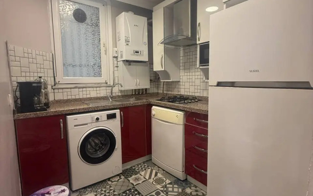 2BR Apt 3 AC Balcony 5 Min to Metro Apartments