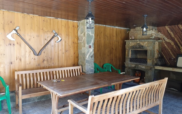 Zamok Na Zemlyanichnoj Guest House