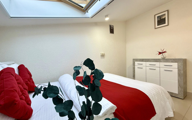 Апартаменты №8 "Полулюкс" на мансардном этаже