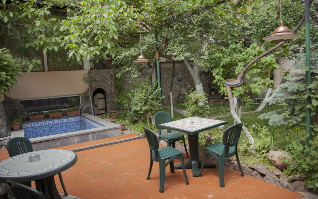 Hin Yerevantsi Hotel