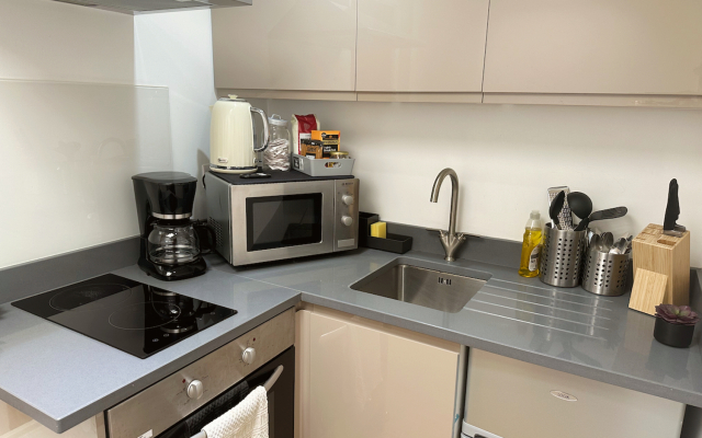 Damos Living - Superb Business En-Suite Studio Apartments