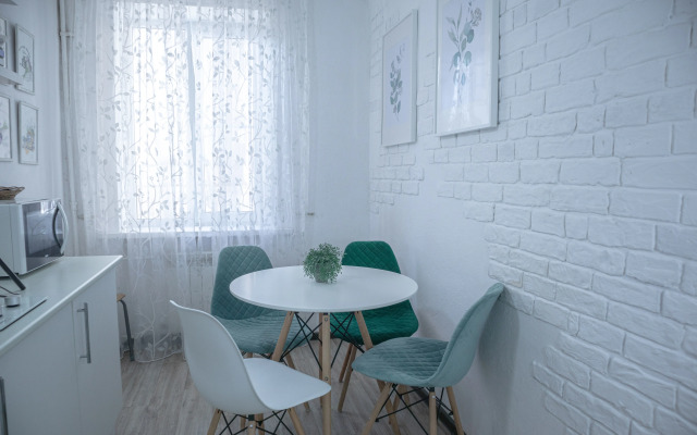 Atmosfernye na naberezhnoj v dome s kolonnami Lovets Snov 1 Apartments