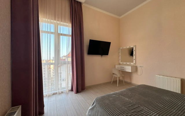 Dvukhurovnevaya S Vidom Na More Flat