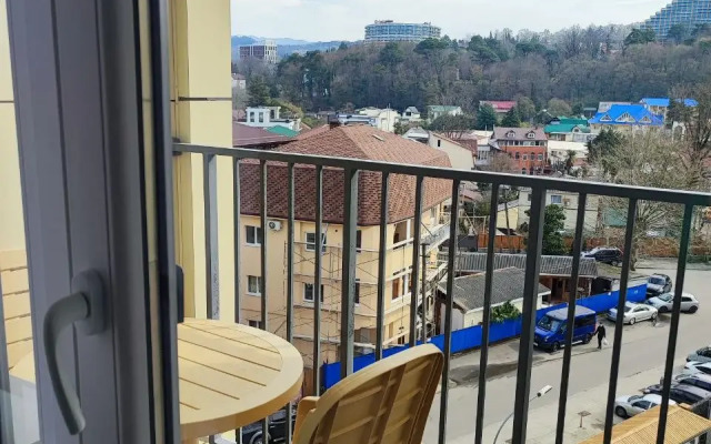 S Balkonom I Vechernim Zakatom Flat