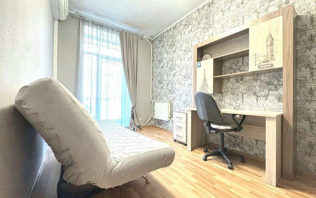 Квартира Трехкомнатная с Балконом и Кондиционером в Центре на Весенней