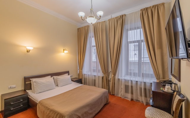 Solo in Nevsky Prospect Guest house