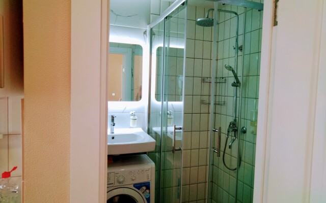 Studiya nedaleko ot Avrory Flat