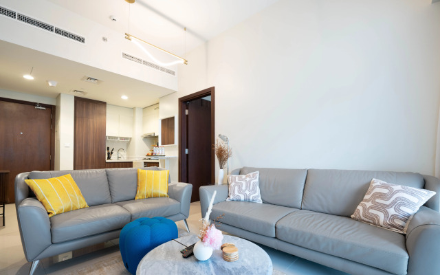 Keyrock Chic 2BR Escape Pool & Lake View Apartments