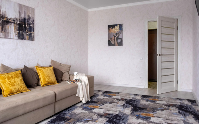 Na Pervomayskoy Ulitse 70 Flat