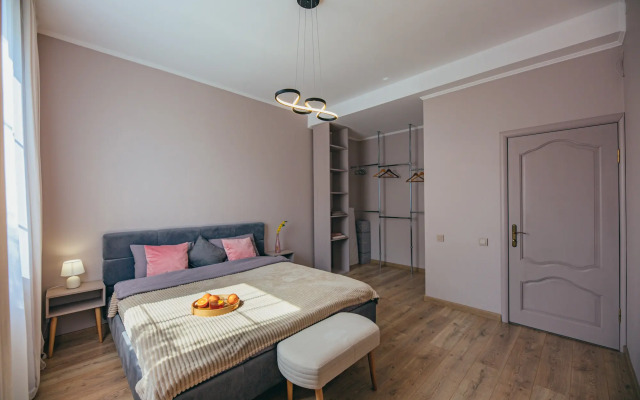 V Tsentre Goroda S Zelenym Sadom Private house