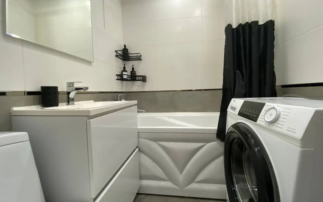 U Teatra Chekhova na Mira Flat