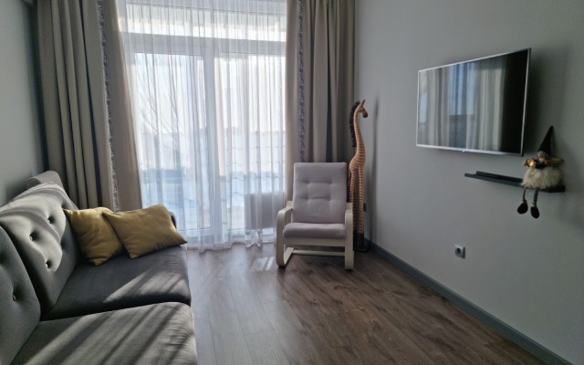 Uyut Na Beregu Ozera Flat