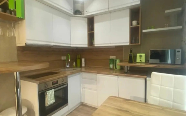 S Balkonom Apartment