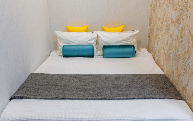 Апартаменты на Крестинского павлин